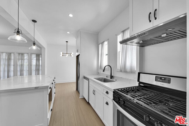 Photo - 918 N Genesee Ave