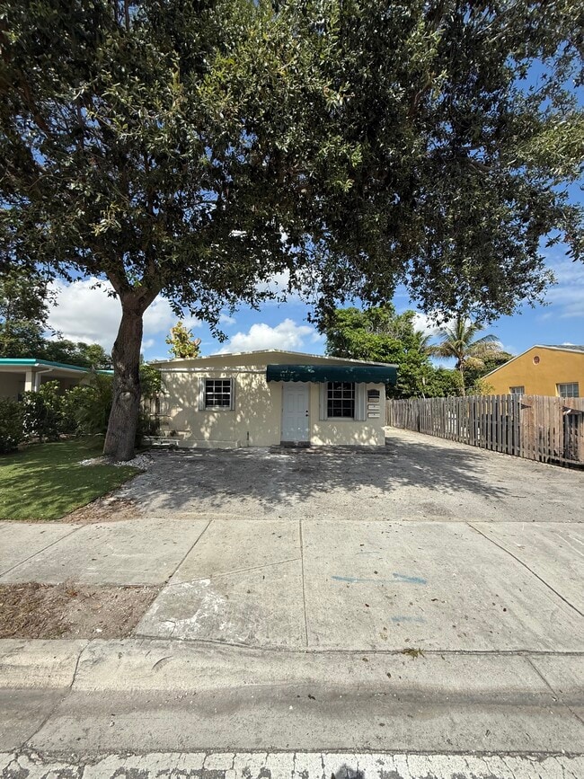 Photo - 1421 N Andrews Ave