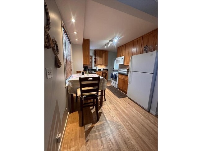 Photo - 629 E 67th St