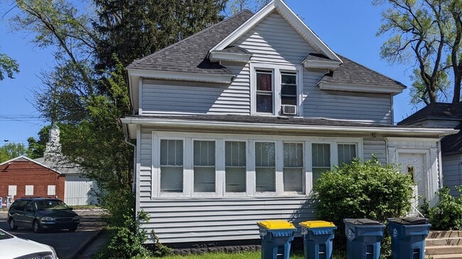 Building Photo - 838 E 3rd St