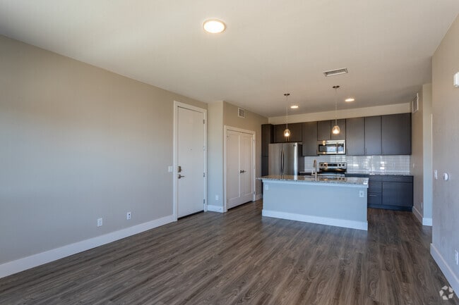 1BR, 1BA - 701 SF