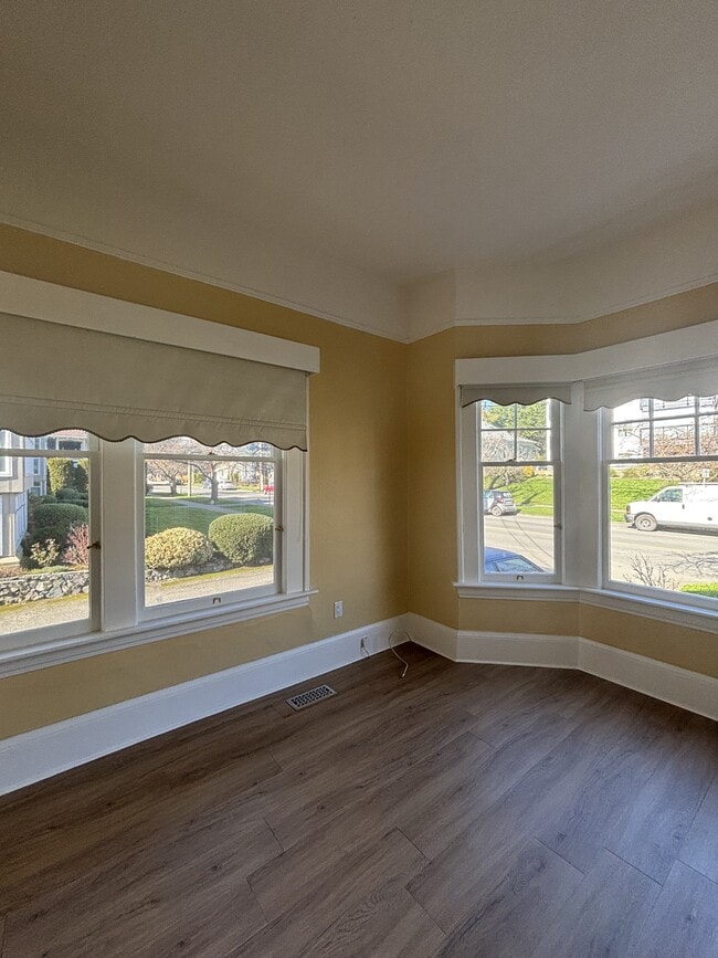 Building Photo - 1037 Southgate St Unit 1