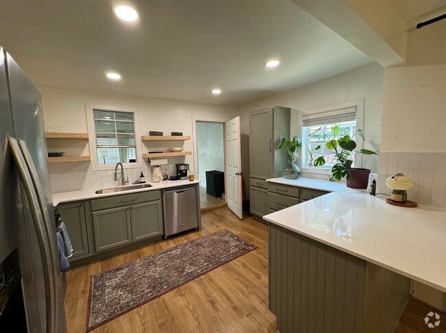 Building Photo - 807 S Van Buren Ave Rental