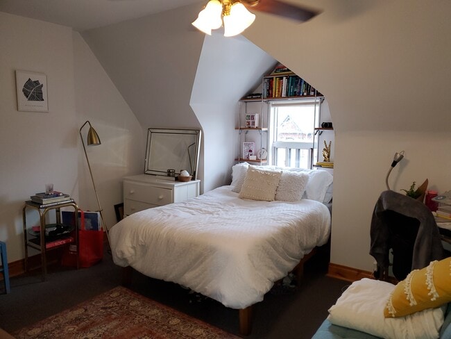Photo - EAGLE’S NEST, Sun filled very bright loft apt- (Dupont & Christie) Unité Upper