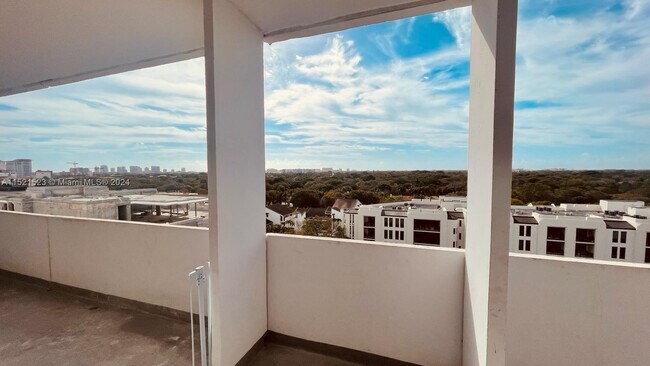 Photo - 700 Biltmore Way Unidad 1006