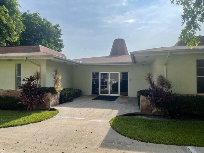 Photo - 400 Village Green Cir W Unit 304