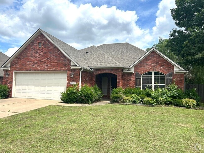 Building Photo - Stunning West Fayetteville Single Family Home