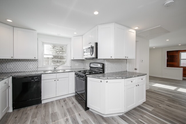 Building Photo - 721 Ledochowski St Rental