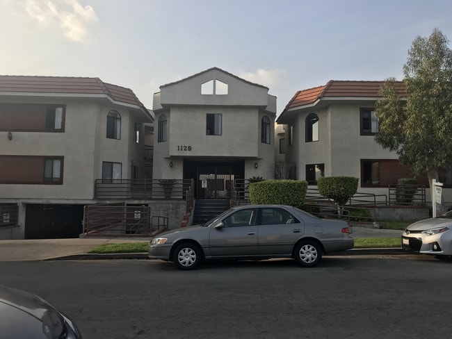 Building Photo - 1129 Irving Ave Unit 3