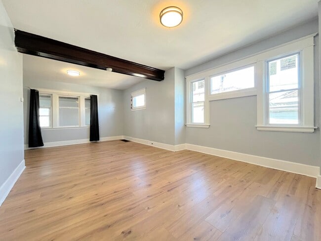 Building Photo - 4-Bed Single Family Home Available in University District