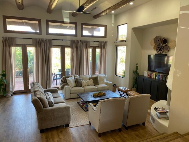 Photo - 115 Cll Irena