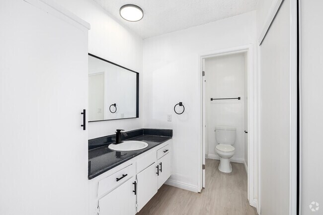 1BR, 1BA - 695SF - Bathroom