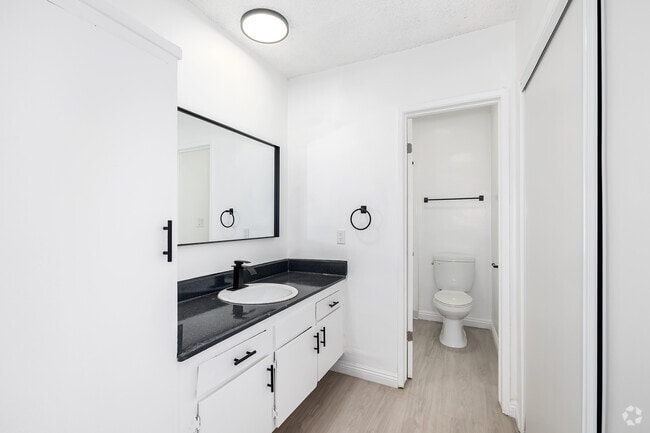 1BR, 1BA - 695SF - Bathroom - Vanowen Plaza
