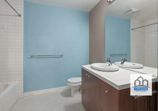 Building Photo - Elevated City Living: Expansive 2-Bed, 2-Bath Condo in Portland – Parking & Most Utilities Included!