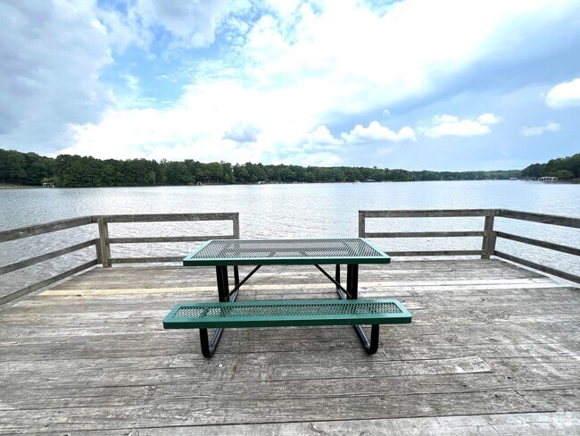 Building Photo - FULLY FURNISHED WITH ACCESS TO BEAUTIFUL L... Rental