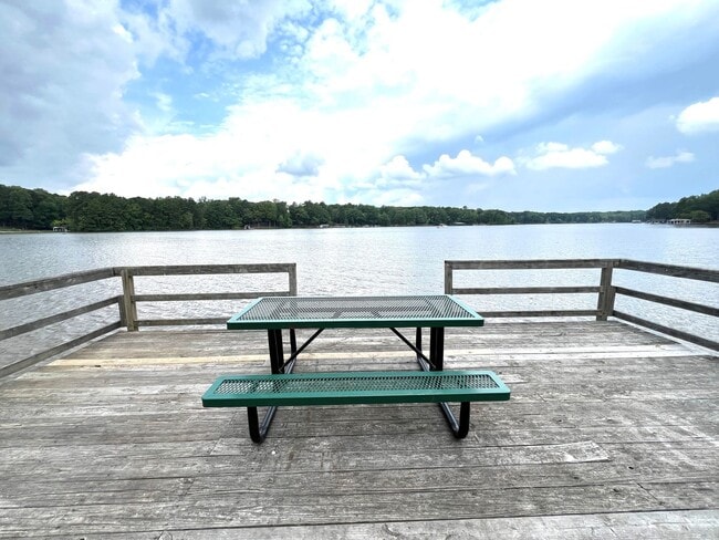 Building Photo - FULLY FURNISHED WITH ACCESS TO BEAUTIFUL L... Rental