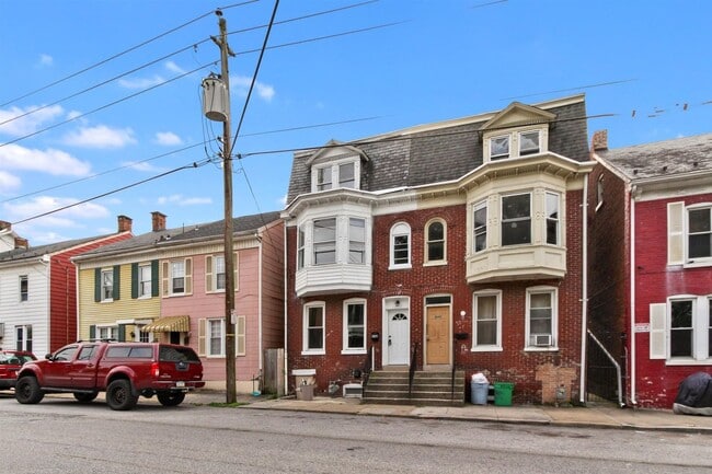 Photo - Spacious 5 Bedroom, 2 Bath Home in York City!