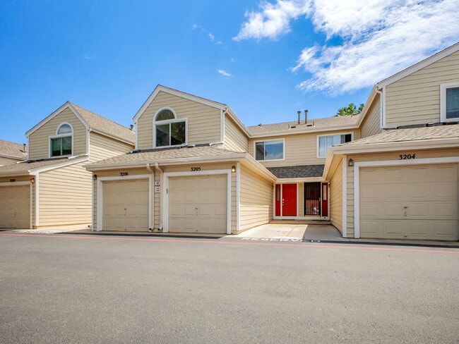$2,395.00 2 bed, 2.5 bath townhome located... - $2,395.00 2 bed, 2.5 bath townhome located... Unit #32-05