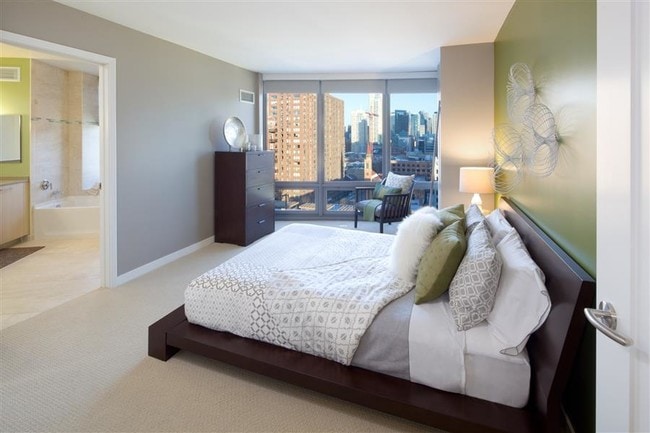 Photo - 300 W Hubbard St