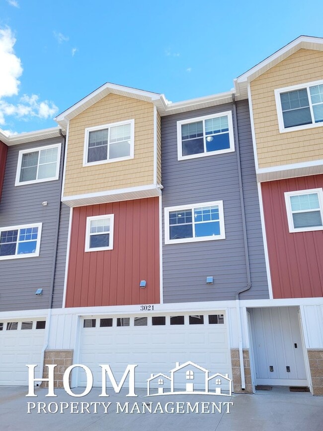Building Photo - Modern 4BR/2.5BA Townhome Available 8/1