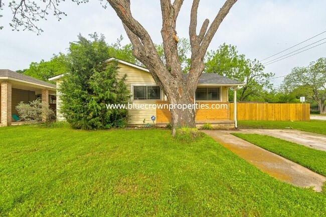 Building Photo - 1300 Bennett Dr Rental