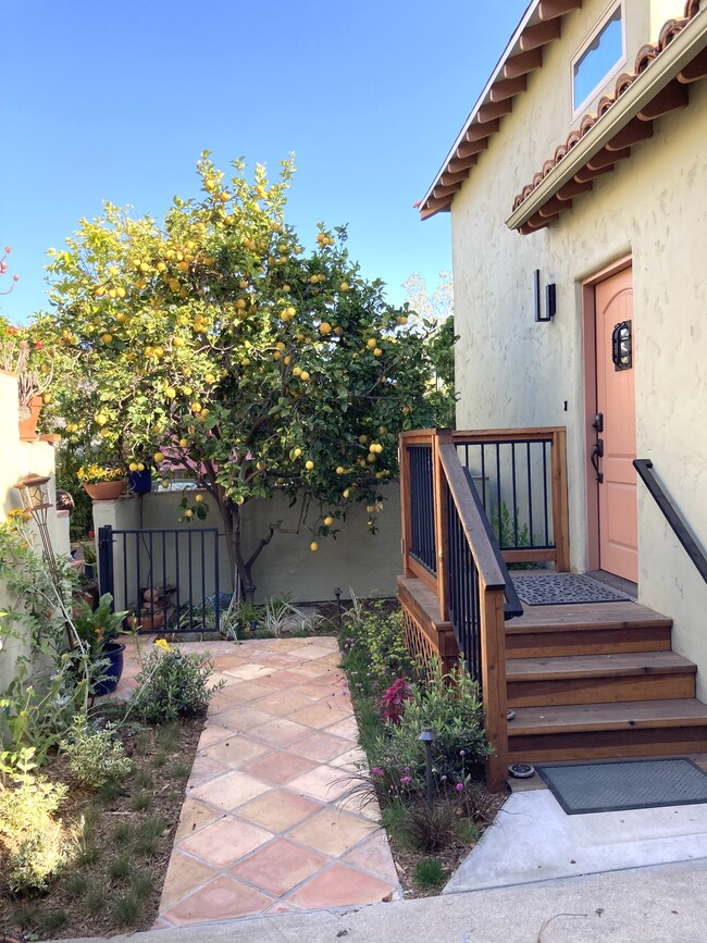 Landscaped front entrance. - 1735 Midvale Ave Casa