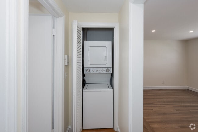 2BR, 1BA - 583SF - In-Unit Laundry