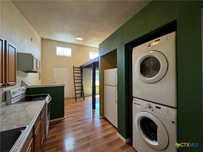 Photo - 1108 W McCarty Ln