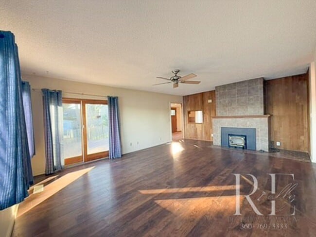 Photo - Waterfront Bliss: Stunning Puget Sound Views & Your Own Private Beach!