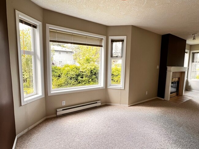 Building Photo - 971 McKenzie Ave Unit 204