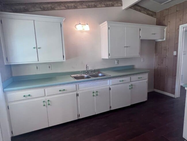 703 E Formosa Blvd