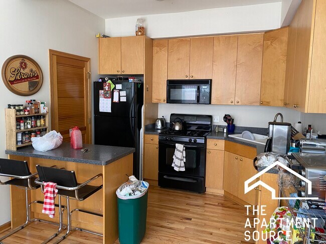 Building Photo - 1446 N Leavitt St