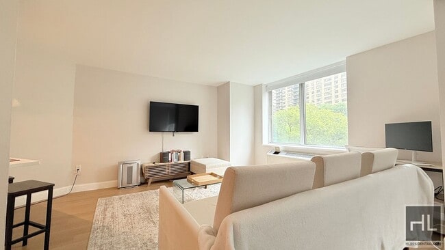 Photo - RIVERSIDE BOULEVARD GEM - BELOW MARKET STU... Unidad 607