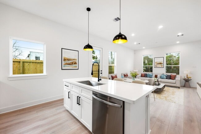Photo - 751 Dumble St