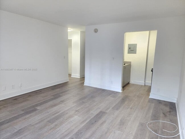 Photo - 143 SW 9th St Unidad 206