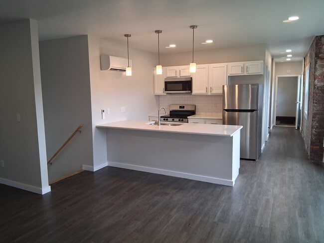 Complete modern kitchen - 517 Lagrange St Unit 2