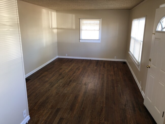 Photo - 2 Bedroom House W/ Garage!