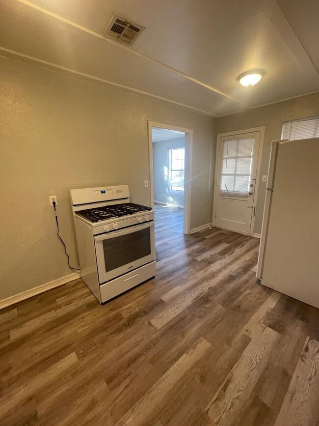 Photo - 1 Bed 1 Bath Duplex For Lease Now!