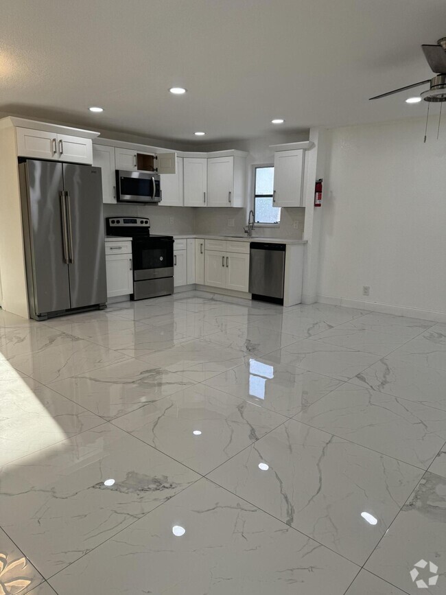 Building Photo - 4160 NW 21st St Unit 246-A Rental