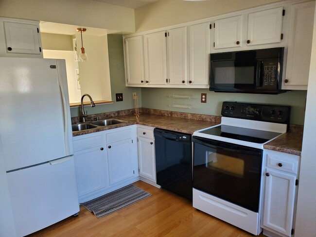 Kitchen - 135 Westbrooke Ln Casa Adosada