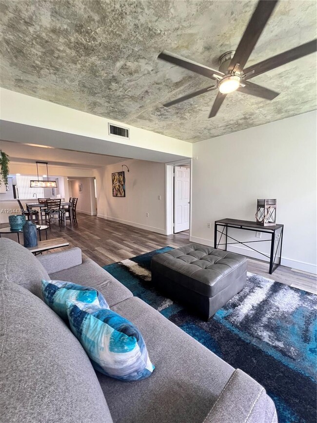 Photo - 1705 Whitehall Dr Unidad 403