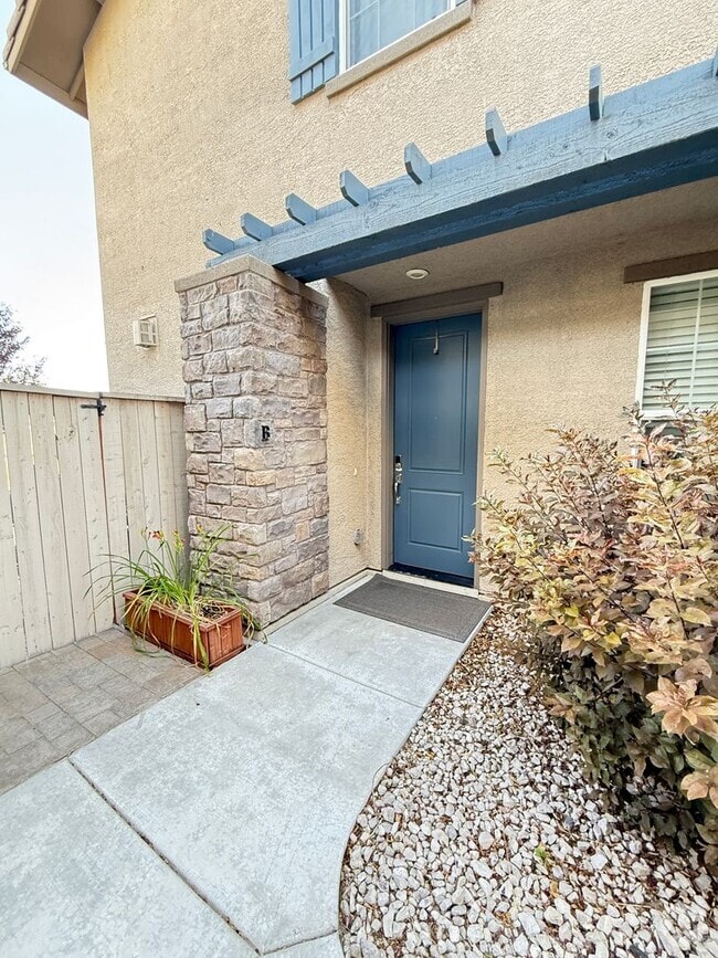 Building Photo - 3 Bedrooms, 2 1/2 Baths with a 2 Car Garag... Rental