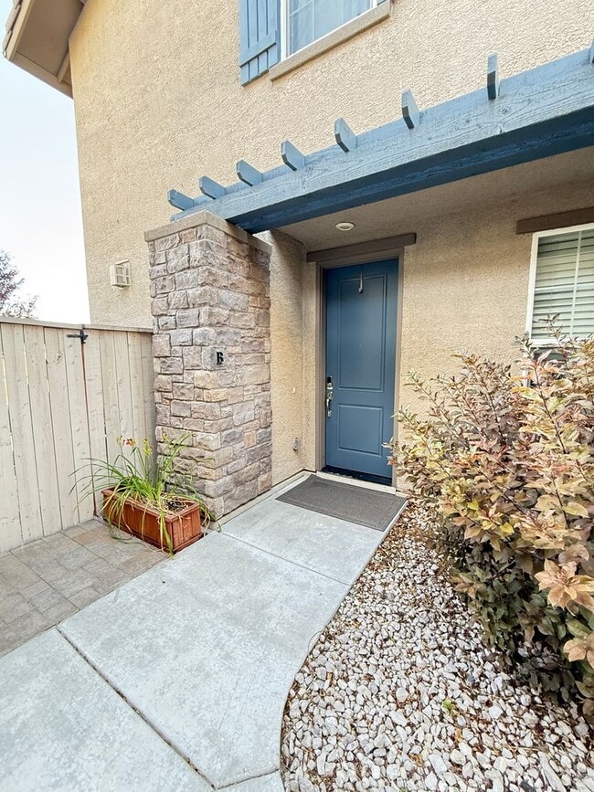 Building Photo - 3 Bedrooms, 2 1/2 Baths with a 2 Car Garag... Rental