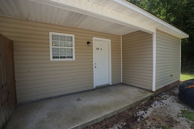 Building Photo - 1729 Louise Dr SE Unit A