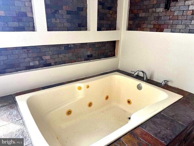 Photo - 600 Appleton St