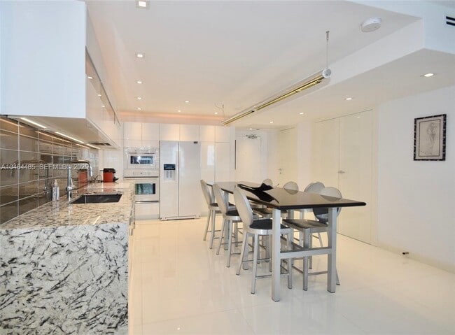 2301 Collins Ave Unit 815/814