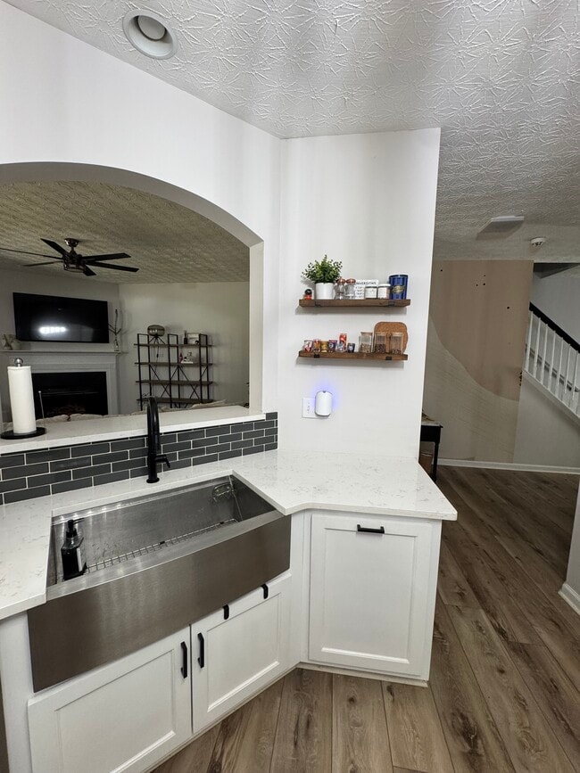 Photo - 980 Mays Ln SW