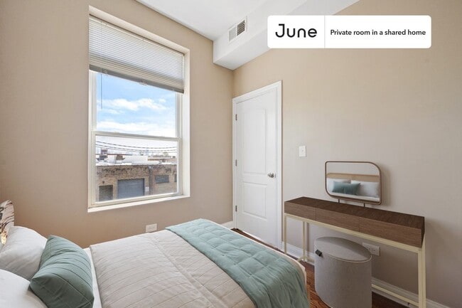 Building Photo - Private bedroom in 3 bed/1 bath Home