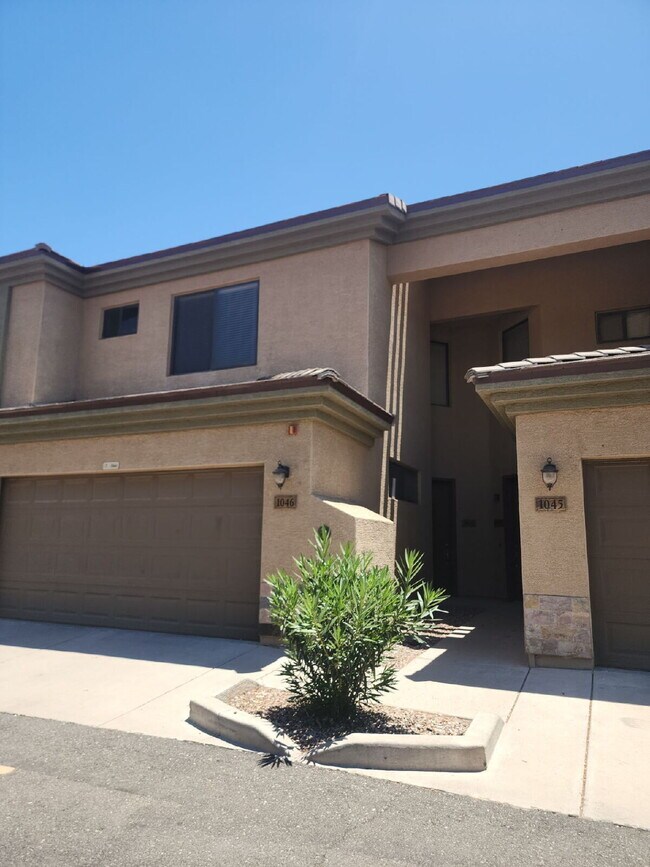 Building Photo - "Spacious 2-Bed Condo Retreat with 2.5 Baths in Prime Chandler Location!" Unit 1046