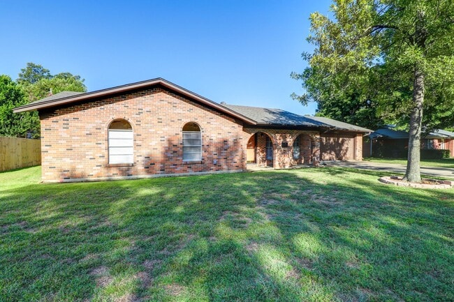 Photo - 3 Bedroom 2 Bathroom House in Texarkana, TX